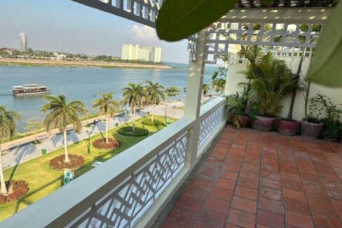 3 Bedroom apartment for rent riverside facing on the high floor