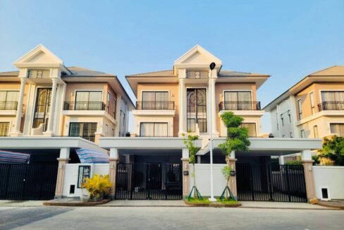 5 Bedroom Villa for Sale in Peng Huoth 50m | Twin B