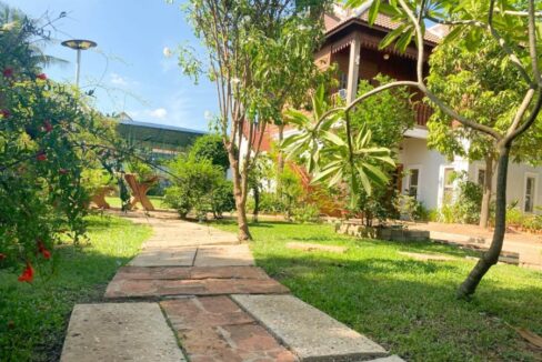 Luxury wooden 3 bedroom house for rent in Siem Reap ample garden