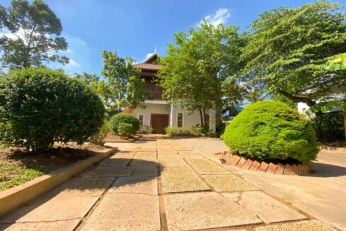 Luxury wooden 3 bedroom house for rent in Siem Reap ample land house