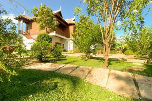 Luxury wooden 3 bedroom house for rent in Siem Reap greenery house