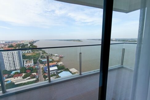 Stunning 2 Bedroom Condo for Sale or Rent in Chroy Changvar - Balcony