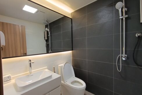 Stunning 2 Bedroom Condo for Sale or Rent in Chroy Changvar Bathroom