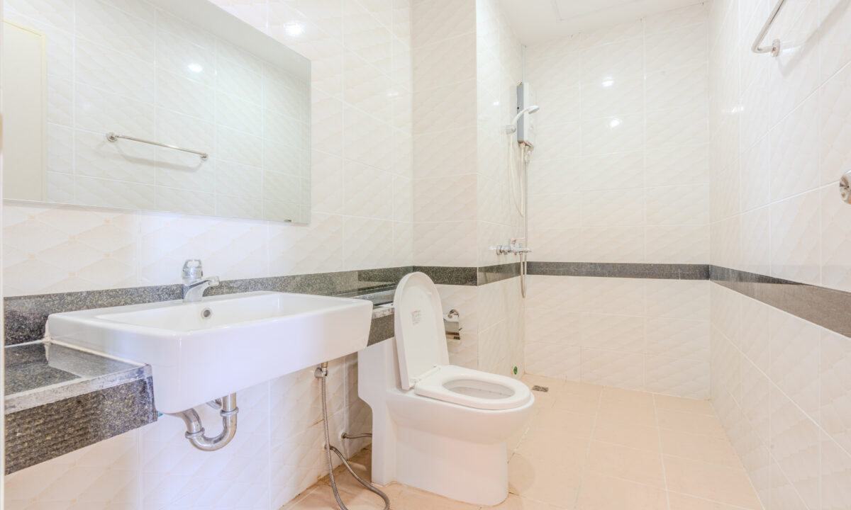 2-Bedroom Condo for Rent in Chroy Changvar Bathroom
