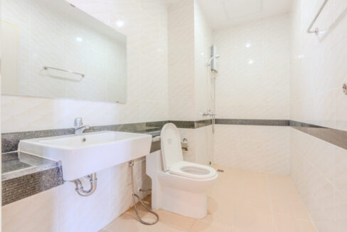 2-Bedroom Condo for Rent in Chroy Changvar Bathroom