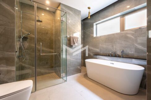 Grace Residence - Spacious 2-Bedroom Corner Unit in Phsar Thmei II, Phnom Penh BathTube