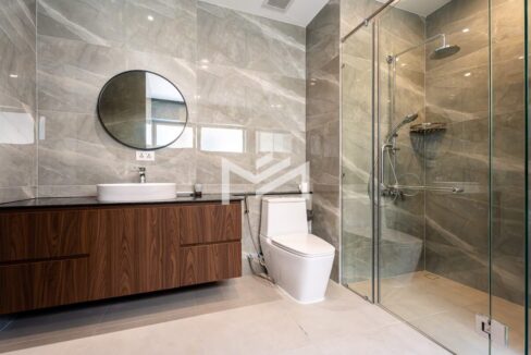 Grace Residence - Spacious 2-Bedroom Corner Unit in Phsar Thmei II, Phnom Penh Bathroom