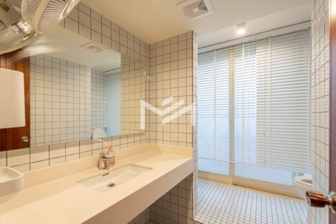 Vann Molyvann's Architectural Masterpiece for Sale Mordern Bathroom