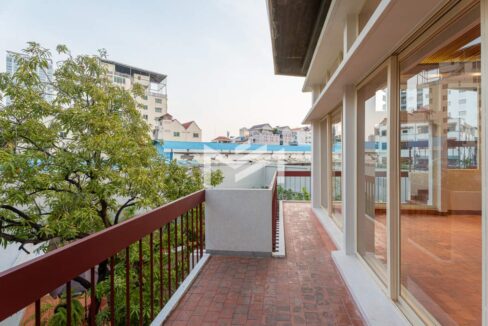 Vann Molyvann's Architectural Masterpiece for Sale balcony