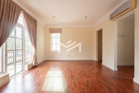 Grand Phnom Penh Château Villa – 5-Bedroom Luxury Home with Golf Views