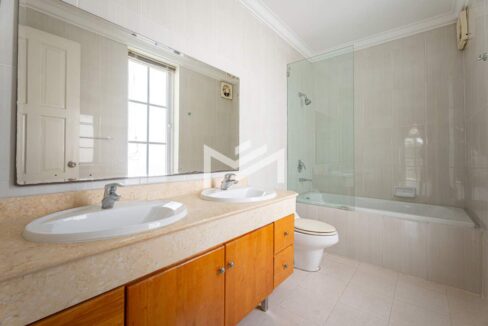 Grand Phnom Penh Château Villa – 5-Bedroom Luxury Home with Golf Views