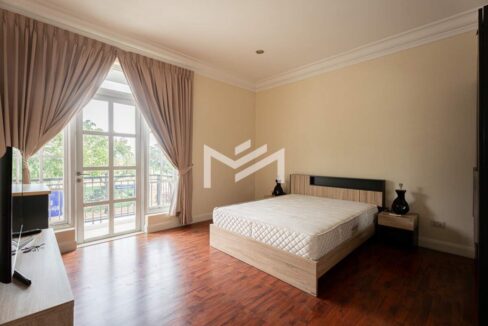 Grand Phnom Penh Château Villa – 5-Bedroom Luxury Home with Golf Views