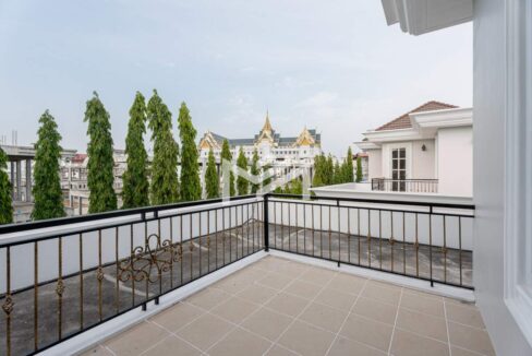 Grand Phnom Penh Château Villa – 5-Bedroom Luxury Home with Golf Views