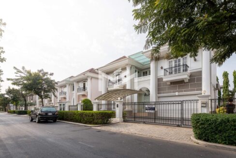 Grand Phnom Penh Château Villa – 5-Bedroom Luxury Home with Golf Views