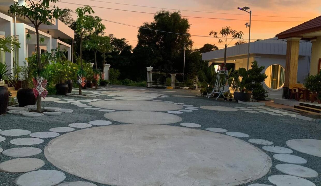 Charming 7-Bedroom Bungalow for Rent in Krong Kaeb