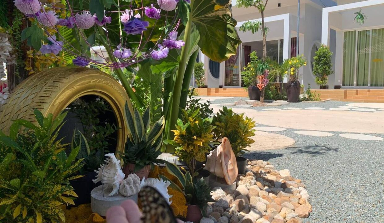 Charming 7-Bedroom Bungalow for Rent in Krong Kaeb Day view