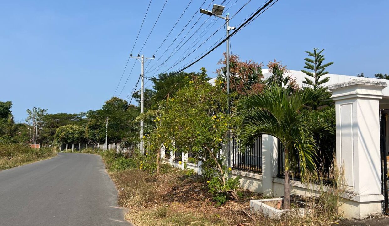 Charming 7-Bedroom Bungalow for Rent in Krong Kaeb Outdoor