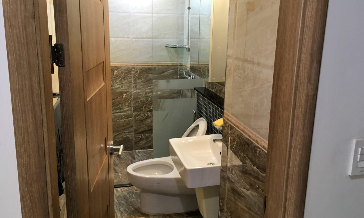 Luxury 2-Bedroom Condo for Rent at De Castle Royal, BKK1 Bathroom