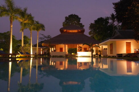 Luxury Riverside Villa in Kampot – 5 En-Suite Rooms, Infinity Pool & Garden Views At night