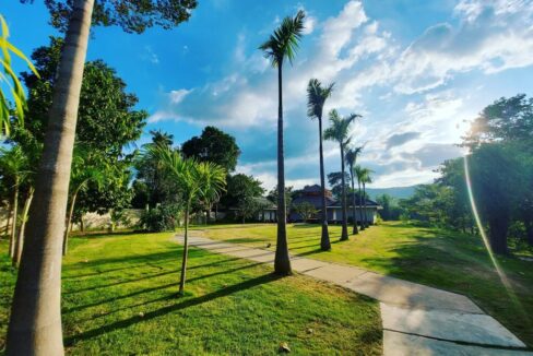 Luxury Riverside Villa in Kampot – 5 En-Suite Rooms, Infinity Pool & Garden Views Greenery