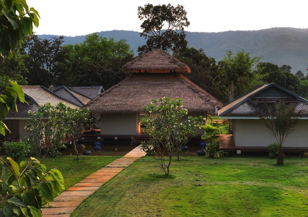 Luxury Riverside Villa in Kampot – 5 En-Suite Rooms, Infinity Pool & Garden Views Well kept