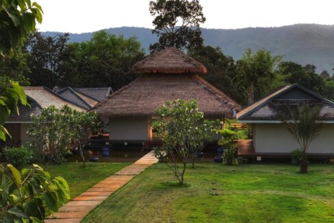 Luxury Riverside Villa in Kampot – 5 En-Suite Rooms, Infinity Pool & Garden Views Well kept