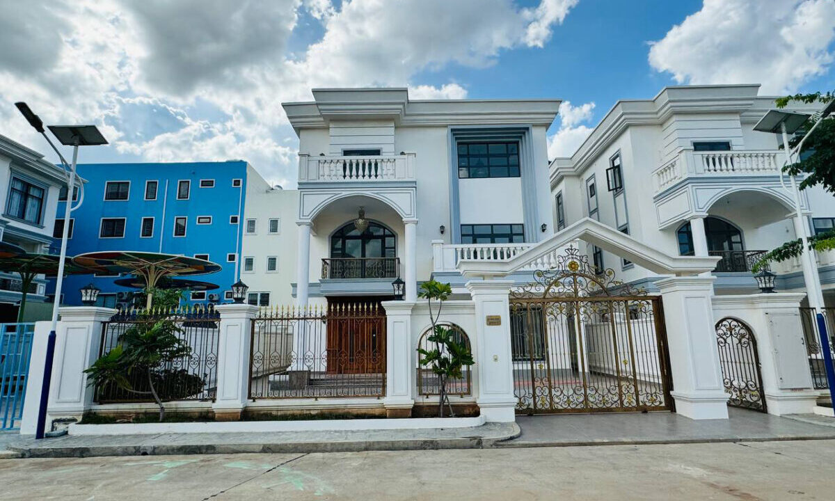 Queen-Villa-Type-B-for-Rent-–-6-Bedrooms,-Prime-Location-in-Phnom-Penh-Living-Room