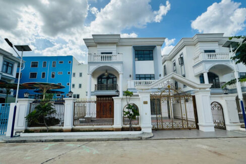 Queen-Villa-Type-B-for-Rent-–-6-Bedrooms,-Prime-Location-in-Phnom-Penh-Living-Room