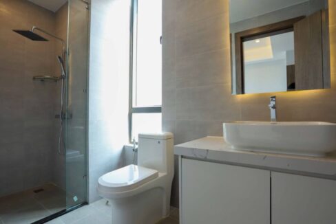 Modern 2-Bedroom Condo for Rent in Boeng Trabek – Prime Location Between Russian Market & BKK Bathroom