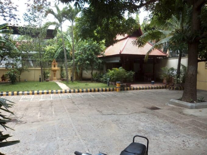 Three Bedroom Apartment in Tonle Bassac For Rent