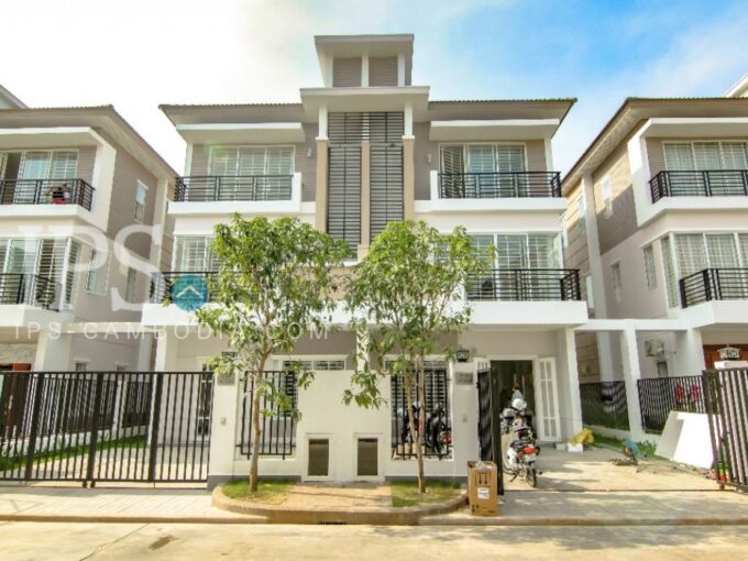 4 Bedrooms Townhouse For Rent