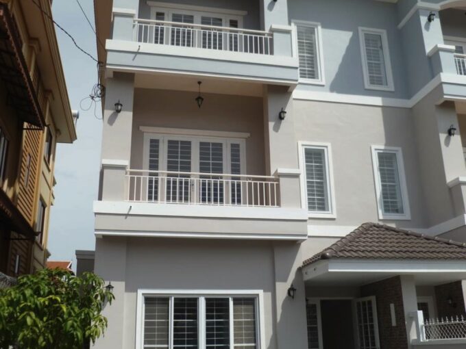 5 Bedroom Townhouse in Psar Doeum Thkov