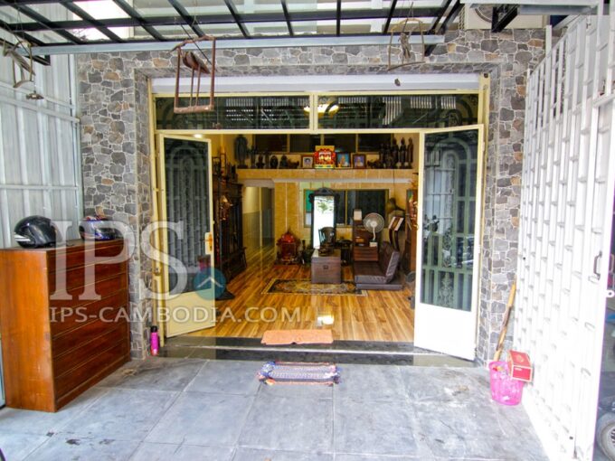 Three  Bedrooms in BKK2 For Rent