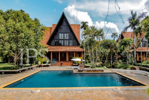 Villa For Sale - Six Separate Houses And Ten Bedrooms