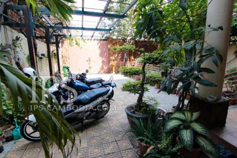 Townhouse For Rent in Phnom Penh - Five Bedrooms in Boeung Trabek