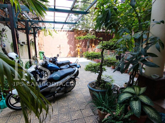 Townhouse For Rent in Phnom Penh - Five Bedrooms in Boeung Trabek