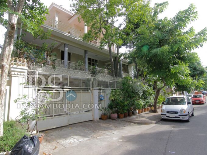 10 Bedroom Commercial Villa For Rent - Beoung Raing