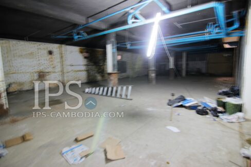 Large Commercial Space Available Now on Riverside