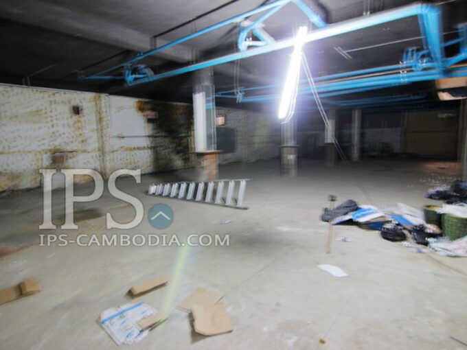 Large Commercial Space Available Now on Riverside
