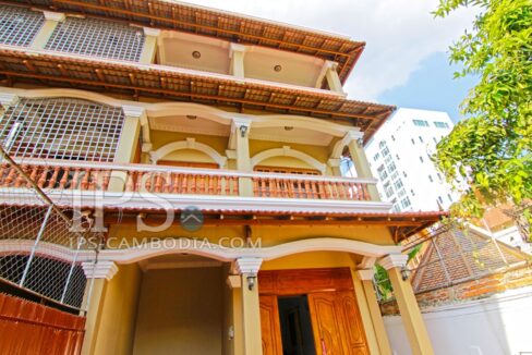 Three Bedroom Townhouse in Phsar Doeum Thkov For Rent