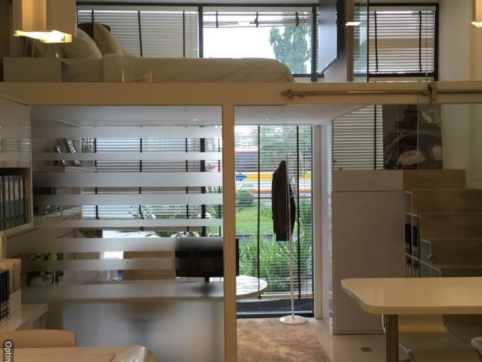 Resale - Fantastic Corner SOHO Unit in The Bridge