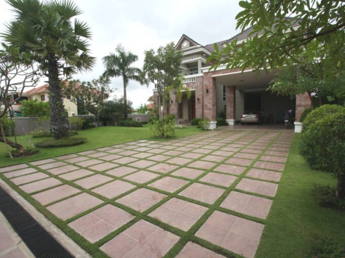 Western Style Six Bedroom Villa for Rent in Sen Sok