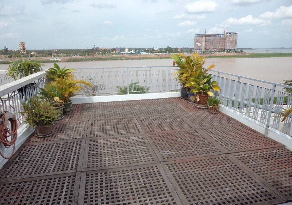 1 Bedroom Penthouse On The Riverside