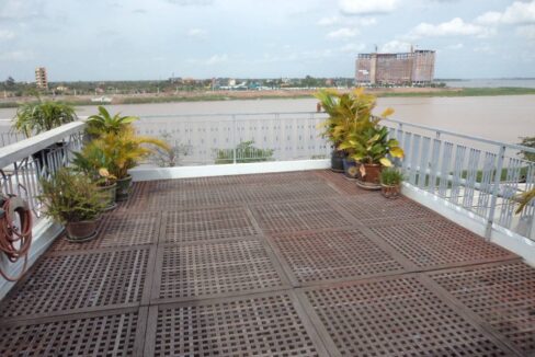 1 Bedroom Penthouse On The Riverside