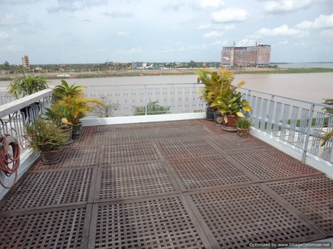 1 Bedroom Penthouse On The Riverside