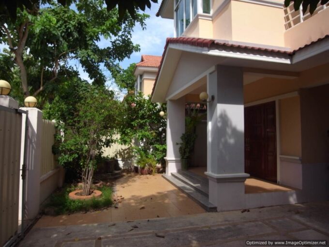 Three Bedroom Villa In Tonle Bassac