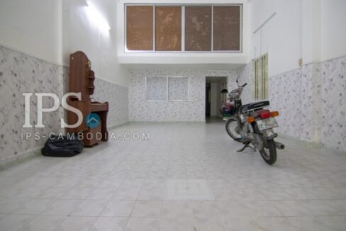 3 Bedroom Shophouse For Rent - BKK1