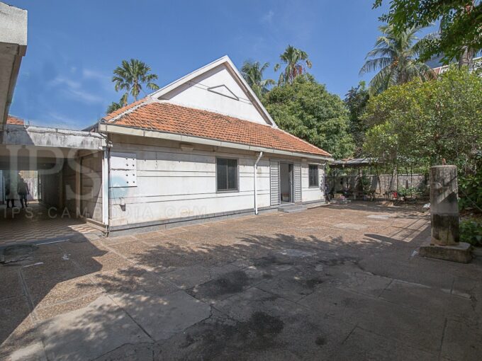 300 sq.m Commercial Property For Rent - Wat Phnom