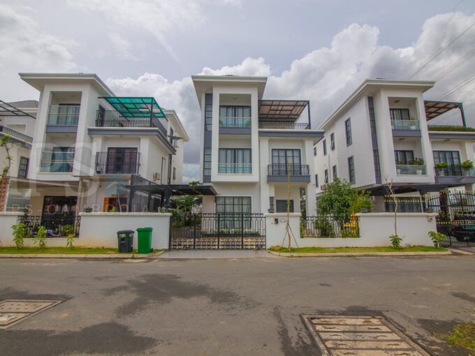 5 Bedrooms Villa For Sale - Chak Angrae Kraom