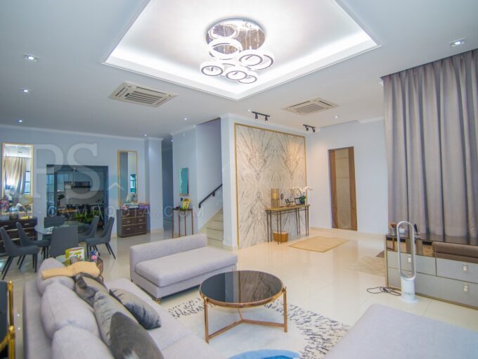 5 Bedrooms Villa For Sale - Chak Angrae Kraom